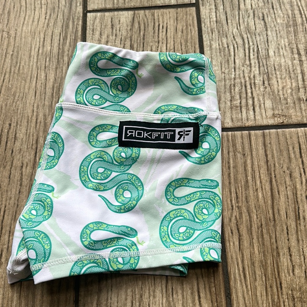 Rokfit booty shorts small 2.5”